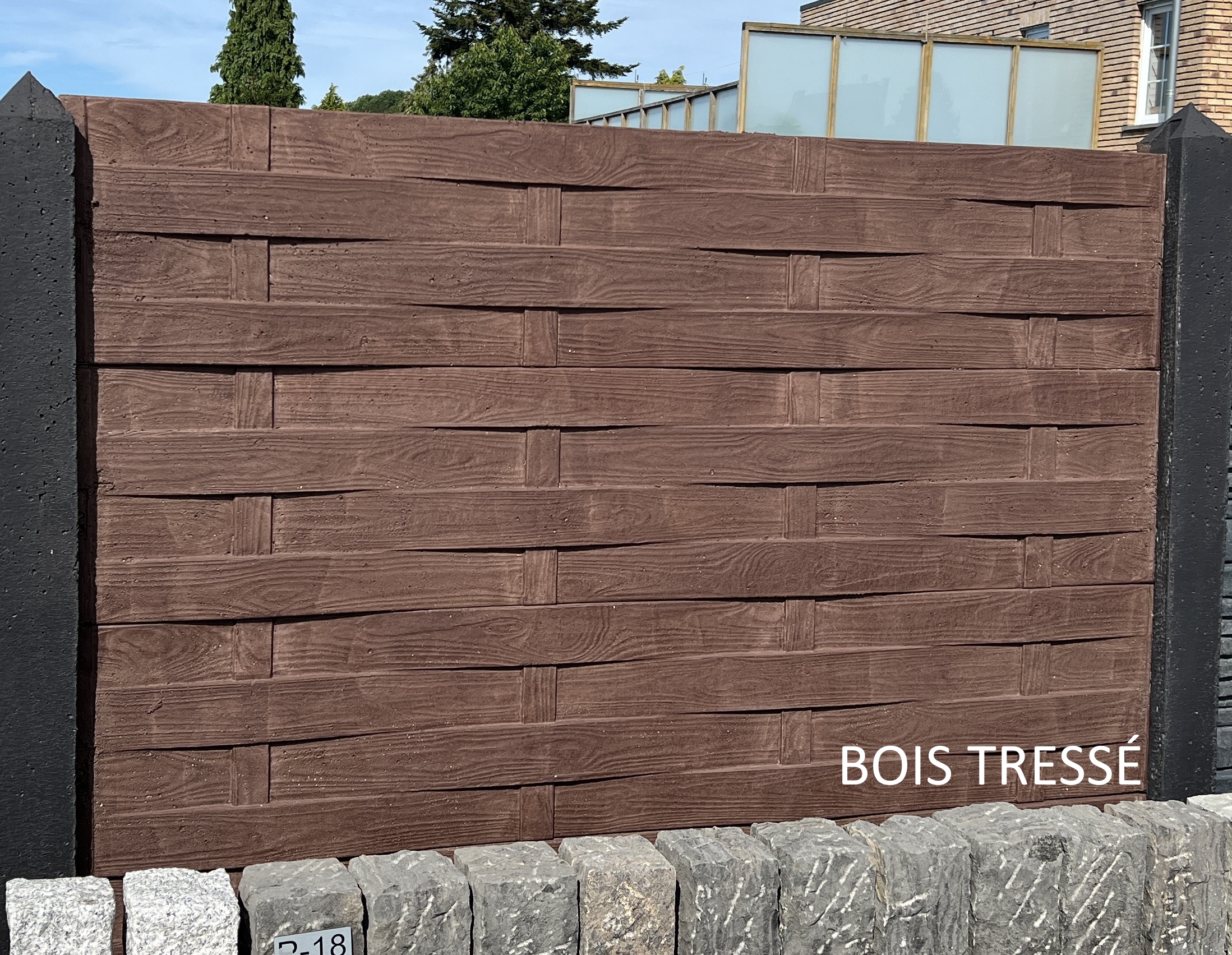 Image d'un assemblage de palissade Bois Tressé de chez BAJ béton