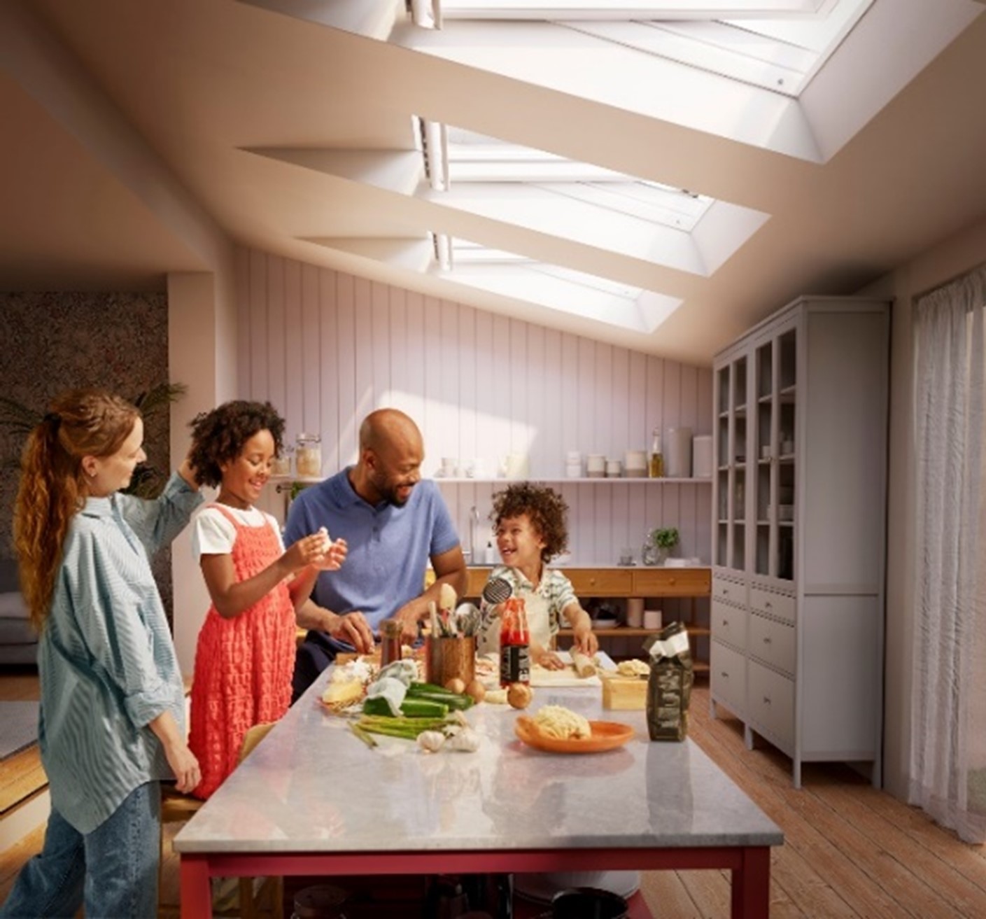 photo d'une famille qui dine sous des fenetres de toit 
