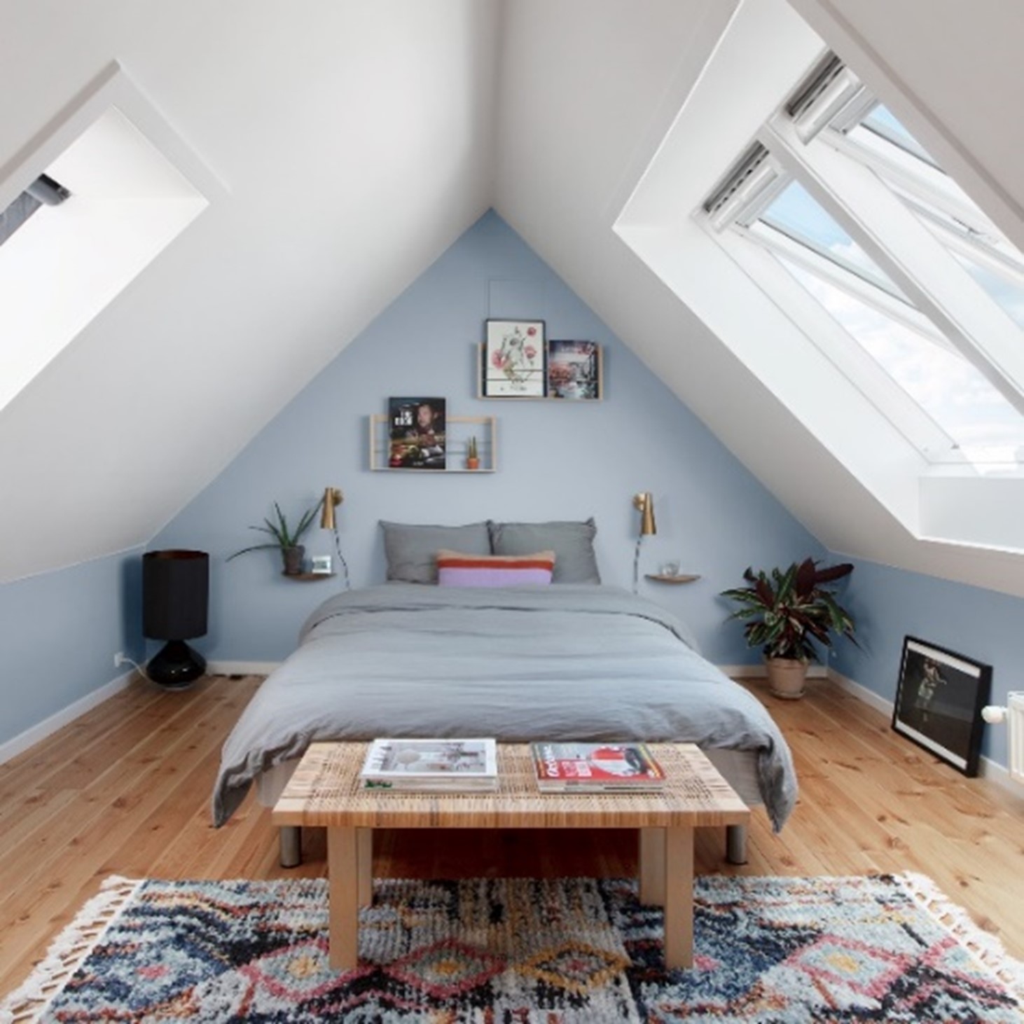 photo d'une chambre sous des fenêtres de toit 