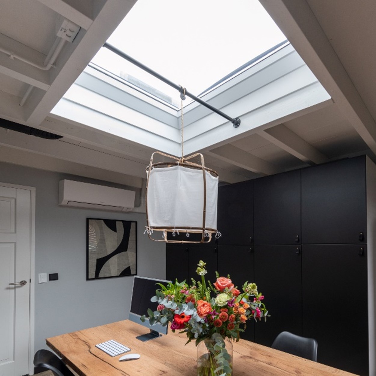 photo qui montre la luminosité grâce a des puits de lumière, fenêtre de toit ou coupole